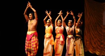 Des danses traditionnelles ont égayé les célébrations du nouvel an tamoul organisé par la MTTF à Phoenix ce lundi 14 avril. 