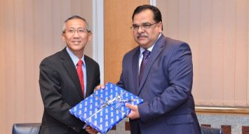 Jairaj Soonoo, Chief Executive – Banking (Indian Ocean Islands) de la SBM, remet un souvenir à David Lee, Chief Cooperation Officer de UPI.