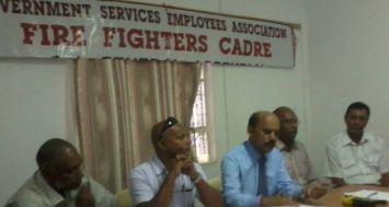 Radakrishna Sadien (au centre) indique que les pompiers comptent prendre des actions industrielles si rien n’est fait pour améliorer leurs conditions de travail, entre autres.