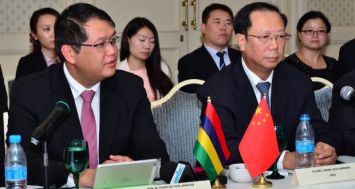 Le ministre du Tourisme, Michael Sik Yuen, (à g.) a indiqué que le montant accordé par le China Africa Fund passera à 5 milliards de dollars américains cette année.