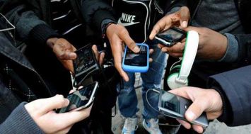 À l’aide de leurs smartphones et tablettes, les jeunes tournent des clips qu’ils postent sur les réseaux sociaux. C’est une façon pour eux de s’affirmer, voire d’exister.
