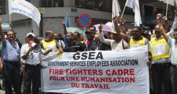 Des pompiers lors d’une marche pacifique à Port-Louis, le jeudi 20 février. Ils protestaient contre leur condition de travail. 