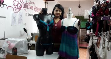 La créatrice de lingerie Zinaida Ameerally-Ramjan montrant une de ses dernières créations. 