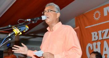 Alors que Pravind Jugnauth tente de rallier les partisans mauves à sa cause, treize membres de la régionale n°10 du MSM ont imité leur président, Sanjit Nuckshhed, qui a démissionné. 