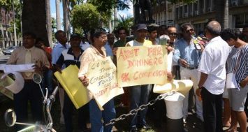 Des commerçants manifestant leur mécontentement face à la hausse du Trade Fee lors d’une manifestation devant le Parlement lundi 20 janvier. Les mairies ont décidé de baisser les Trade Fees.