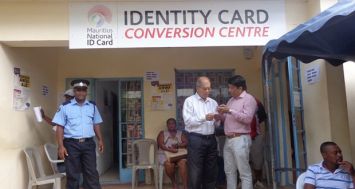 Le chef commissaire Serge Clair et Rao Ramah au centre de conversion à Port-Mathurin, à Rodrigues.
