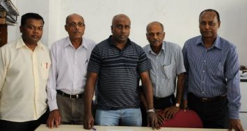 Mahendra Poonoosawmy (au centre), secrétaire de la Medical Records Staff Power Union, lors d’un point de presse ce lundi 23 juin.
