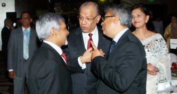 Ganesh Ramalingum et Raju Jaddoo (à dr.) de la MCCI entourant le Premier ministre.© Prakash Runjeet
