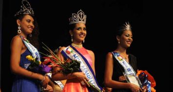 Kushboo Ramnawaj, la Miss Mauritius 2014 (2e à dr.), entourée de sa deuxième dauphine, de Miss World Mauritius et de Miss Internationale Mauritius.
