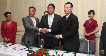 Michael Sik Yuen entouré de Karl Mootoosamy, directeur de la MTPA, et de Wang Jianmin, vice-président de la China Southern Airlines.