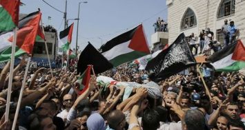 Des milliers de Palestiniens scandant 