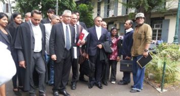 Rajah Madhewoo et Pravind Jugnauth entourés de leurs avocats, ce mercredi 9 juillet, en Cour. Ils devront soumettre leurs arguments par écrit demain dans le cadre du procès intenté contre l’Etat pour contester la nouvelle carte d’identité.