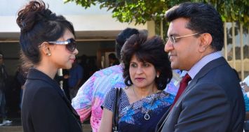 L’ex-Attorney General, Yatin Varma, en compagnie de son épouse au tribunal de Rose-Hill.