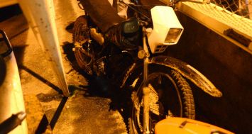 La Yamaha DT 125 de Kishen Jhugroo qui a trouvé la mort dans un accident de la route à Flic-en-Flac hier, dimanche 24 août.