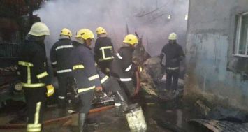 Pas moins de trois camions de pompiers et 19 combattants du feu se trouvent à Roche-Bois pour combattre un incendie.