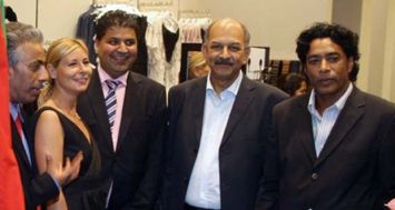 Rakesh Gooljaury (3e à partir de la droite) en compagnie de trois ministres lors de l’inauguration d’un magasin au Caudan, il y a quatre ans.