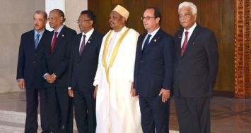 (De g. à dr.) James Michel, Navin Ramgoolam, Hery Rajaonarimampianina, Ikililou Dhoinine, François Hollande et Jean Claude de l’Estrac lors du Sommet de la COI.