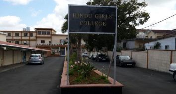 Des élèves du Hindu Girls’ College ont manifesté, cette semaine, pour réclamer la révocation du manager du collège après le suicide d’une des leurs, Mahima.