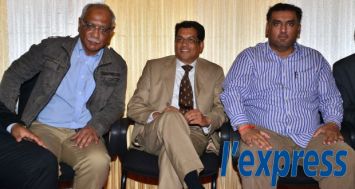 Les ministres Cader Sayed-Hossen, Rajesh Jeetah et Jim Seetaram à Flacq hier, jeudi 25 septembre. © Dev Ramkelawon