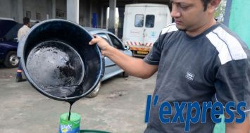 L’huile usée collectée dans les garages peut être traitée et remise sur le marché.  © DEVIND JHUNDOO