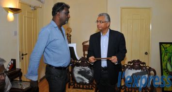 Le leader de l’opposition (à dr.) et Raj Appadu, président du Front commun des commerçants. © NASURUDIN KERAMUTH
