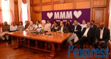 Le leader du MMM entouré de membres du parti lors d’un point de presse, ce samedi 4 octobre, à la mairie de Port-Louis.