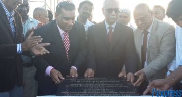 Les ministres Jim Seetaram et Cader Sayed-Hossen ont procédé à la pose de la première pierre d’un parc industriel à Petit Bois, le vendredi 3 octobre.