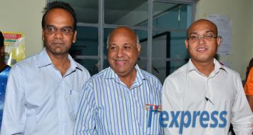 Les trois candidats potentiels du n° 5, Soodesh Callichurn (à dr.), Prem Koonjoo (au centre) et Sanjay Dabydoyal.