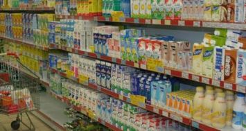 (Photo d'archives) Le prix du lait, entre autres, devrait baisser d'ici fin novembre.