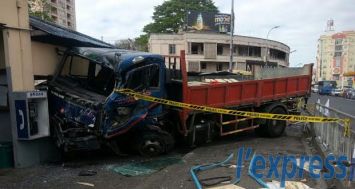 L’état du camion témoigne de la violence de l’impact entre le véhicule et un minibus, à Quatre-Bornes, ce lundi 3 novembre.