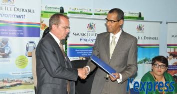 Osman Mahomed, Executive Chairman de la MID Commission, et Simon Springett, représentant de l’UNIDO, lors de la signature d’un accord, le mercredi 5 novembre.