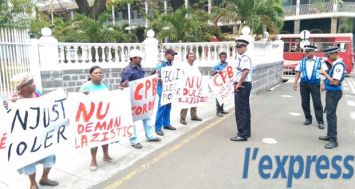 Des ex-employés de Sécuriclean manifestant pour leur réintégration devant le Parlement ce vendredi 7 novembre.