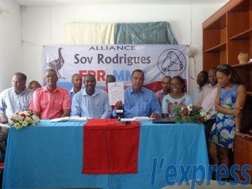 Des membres de l’alliance Mouvement militant rodriguais – Front patriotique rodriguais lors d'un point de presse le mardi 18 novembre. 