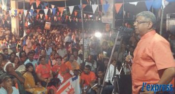 Le candidat Ashit Gungah face aux partisans de l'alliance Lepep le jeudi 20 novembre.