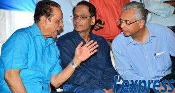 SAJ, Vishnu Lutchmeenaraidoo et Pravind Jugnauth lors d'un meeting à Rivière-des-Anguilles, le mardi 25 novembre.