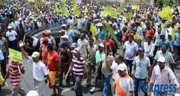 Nombre d'artisans et laboureurs de l'industrie sucrière ont marché de Bell-Village au centre de Port-Louis, ce mercredi 26 novembre.
