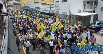  Syndicalistes et travailleurs de l’industrie sucrière lors d’une manifestation hier, à Port-Louis.