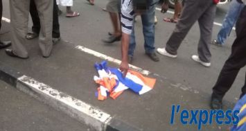 Des drapeaux tricolores ont été brûlés à la Place Taxi, à Quatre-Bornes, ce lundi 8 décembre. 