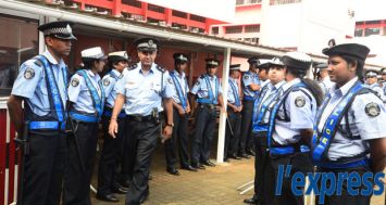 Des policiers en service avant l’annonce des résultats des législatives 2014 à Port-louis.