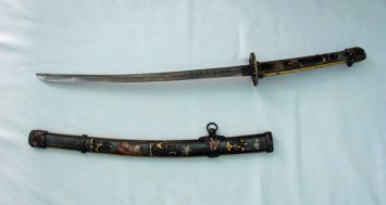 Ces sabres japonais étaient réservés aux samouraïs. Vendre ou posséder de tels objets est un délit à Maurice. 