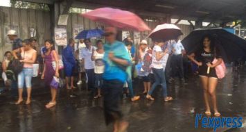 Plusieurs personnes sont restées bloquées à la gare Victoria, à Port-Louis, aujourd’hui mardi 23 décembre, les autobus ayant été pris dans de gros embouteillages.