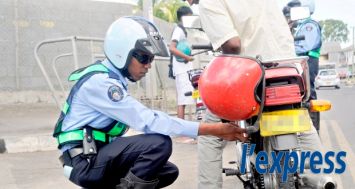 Un policier contrôlant un motocycliste. De nouveaux sonomètres importés de France sont utilisés depuis le mardi 30 décembre.