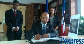 Le ministre des Affaires étrangères lors de la cérémonie de signature d’un livre de condoléances à l’ambassade de France le vendredi 9 janvier.