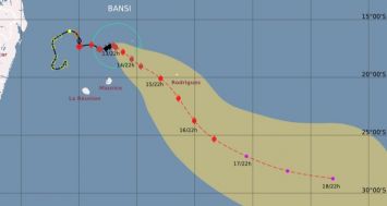 Trajectoire de Bansi à 22 heures hier. (Crédit photo: Météo France) Un léger infléchissement du cyclone vers le sud-est ramènerait le centre plus près de Maurice.