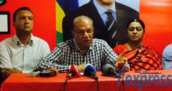 Navin Ramgoolam entouré de membres de son parti, lors d'un point de presse au Square Guy Rozemont, ce jeudi 15 janvier.