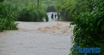 Le pont Choisy à Chamarel a cédé ce vendredi 23 janvier suite aux grosses pluies qui s’abattent dans la région.