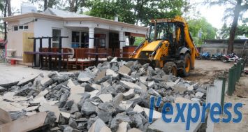 Les travaux de démolition au Ritum Coffee avaient commencé mardi dernier mais le lendemain, des maçons étaient à pied d’œuvre pour repenser les plaies du restaurant. © Krishna Pather