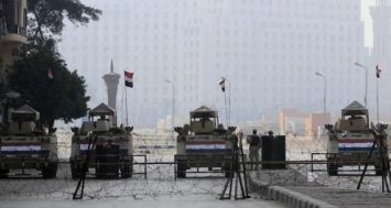 Véhicules militaires bloquant l'accès à la place Tahrir, au Caire.
