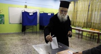 Dans un bureau de vote d'Athènes. Les Grecs se rendent aux urnes ce dimanche pour des élections législatives historiques.