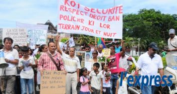Des proches de deux policiers décédés alors qu'ils étaient en service ont organisé une marche pacifique à Port-Louis ce samedi 31 janvier.